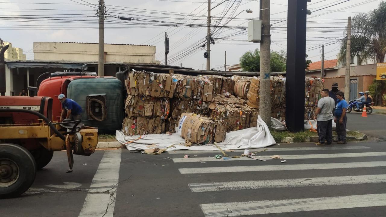 Foto 3 de 3 — Caminhão tomba na Alameda Paulista em Araraquara